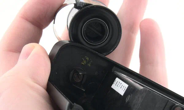 Minox 35 EL Align film canister with rewind knob prongs Minox 35 EL Align film canister with rewind knob prongs
