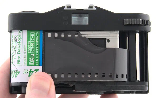 Load film into the Minox 35 EL camera Load film into the Minox 35 EL camera